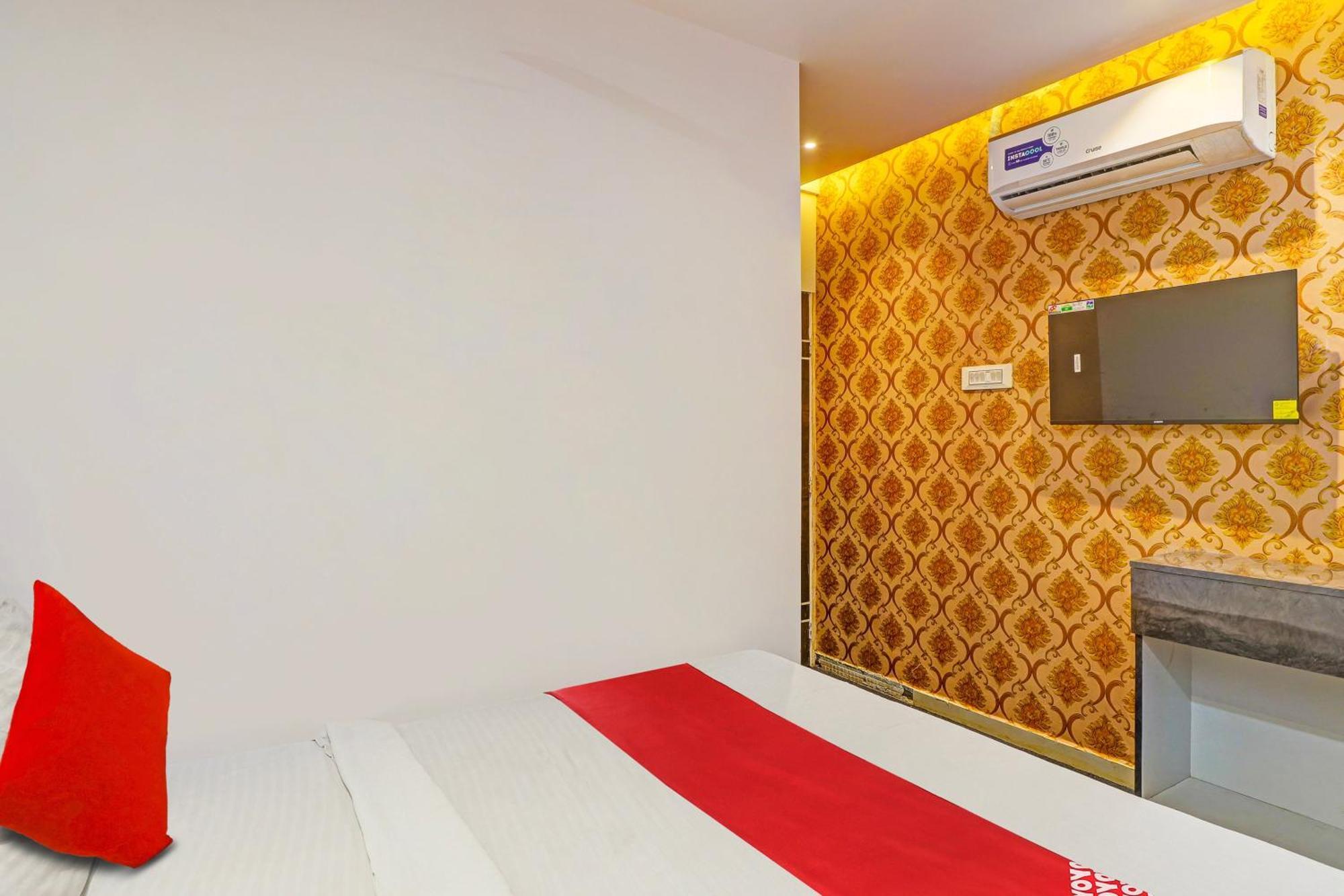 Hotel O Lotus Hotel Surat Exterior photo